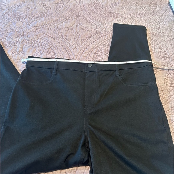 Time & Tru black jeggings with functional back pockets - Picture 3 of 10